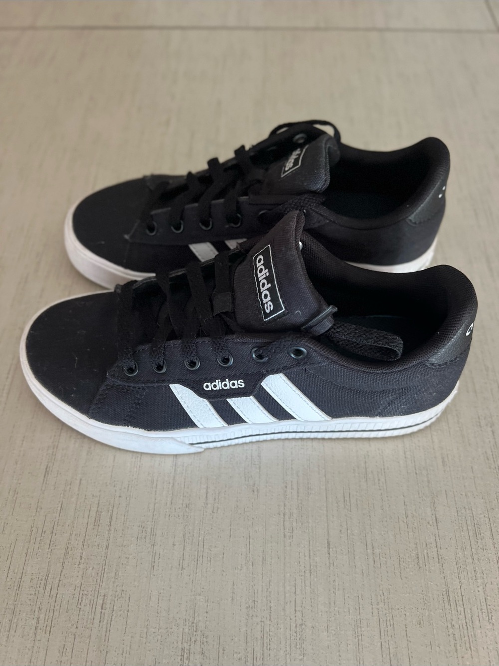 Adidas Classic Black Low-Top Sneakers .